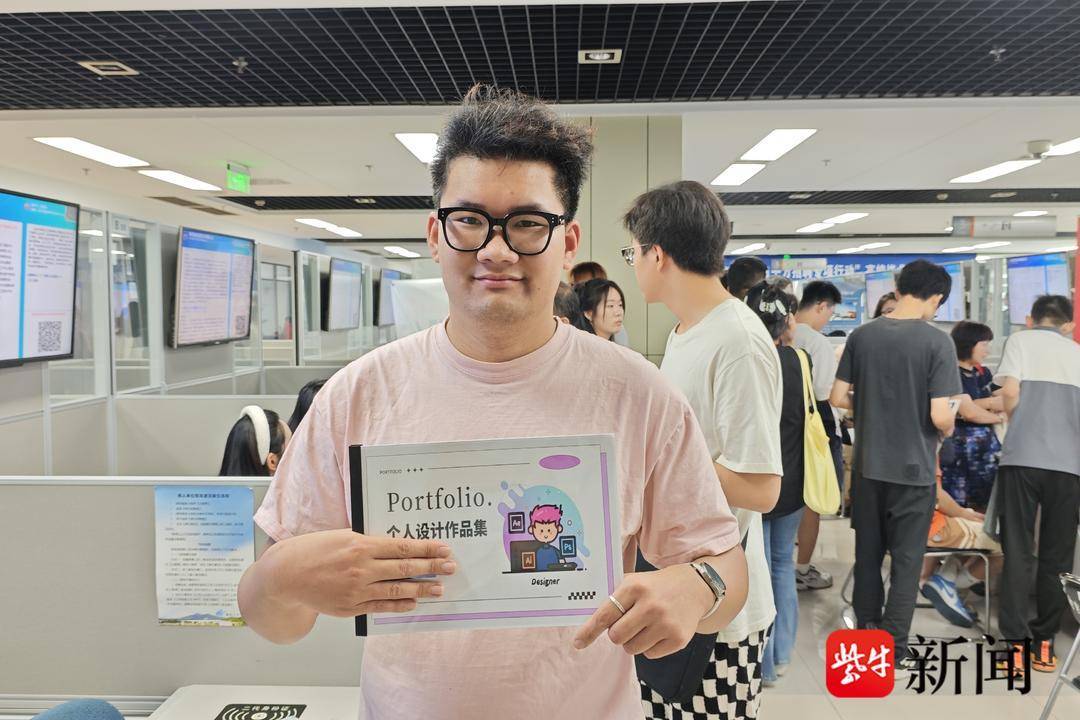 25岁小伙带一沓证书应聘！南京高校毕业生招聘会火爆<strong></p>
<p>商行</strong>，HR：这样的简历很加分