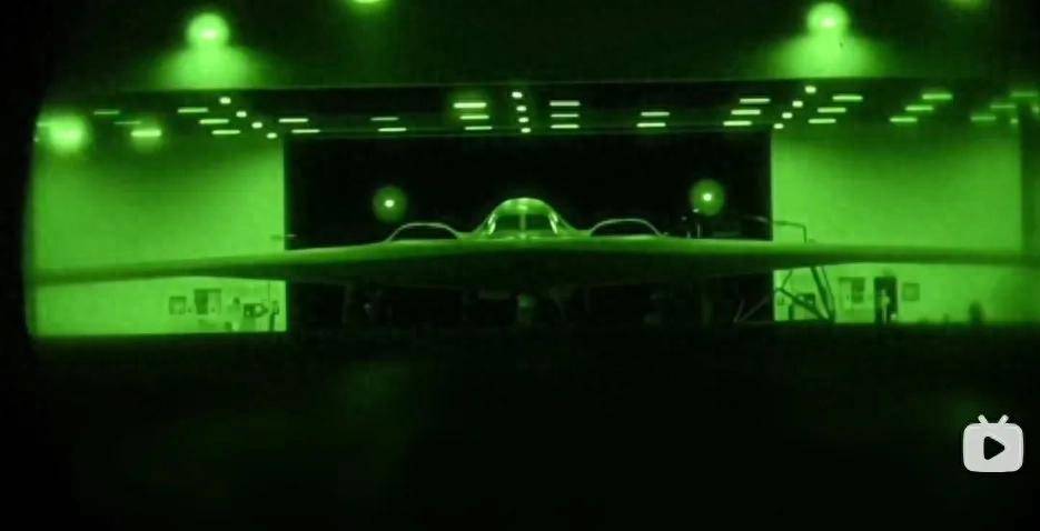 空袭伊朗的B-2座舱高清曝光，有冰箱微波炉小零食，还能平躺睡觉