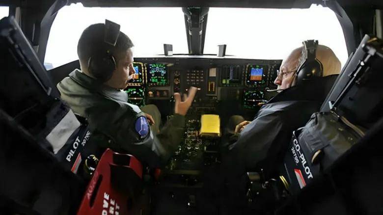 空袭伊朗的B-2座舱高清曝光<strong></p>
<p>商行</strong>，有冰箱微波炉小零食，还能平躺睡觉