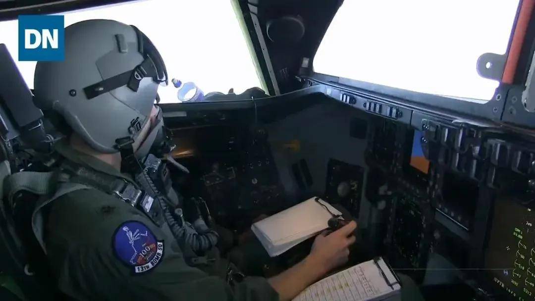 空袭伊朗的B-2座舱高清曝光<strong></p>
<p>商行</strong>，有冰箱微波炉小零食，还能平躺睡觉