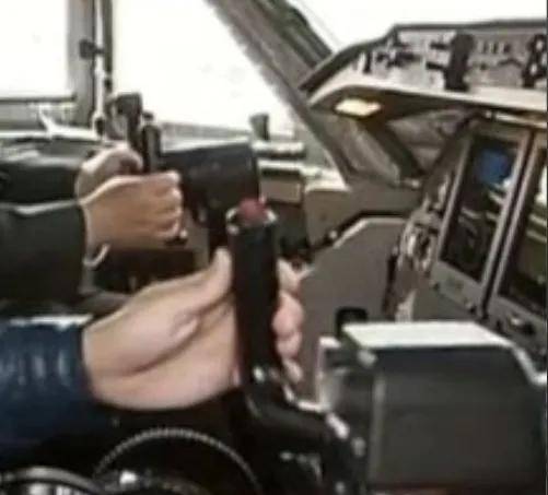 空袭伊朗的B-2座舱高清曝光<strong></p>
<p>商行</strong>，有冰箱微波炉小零食，还能平躺睡觉