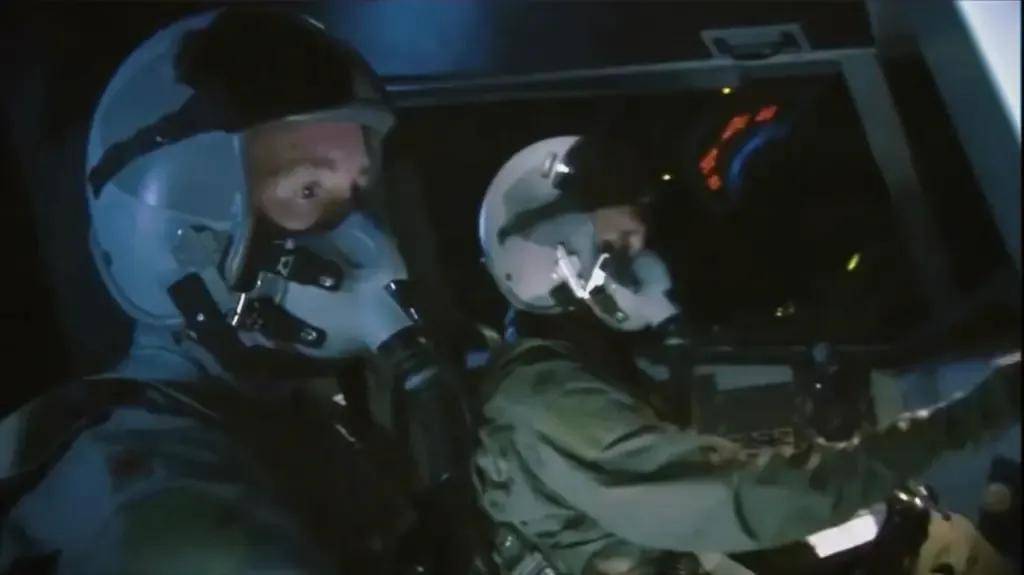 空袭伊朗的B-2座舱高清曝光<strong></p>
<p>商行</strong>，有冰箱微波炉小零食，还能平躺睡觉