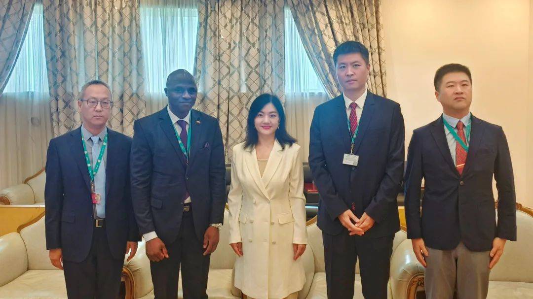 大使王敏<strong></p>
<p>上海</strong>，正式赴任