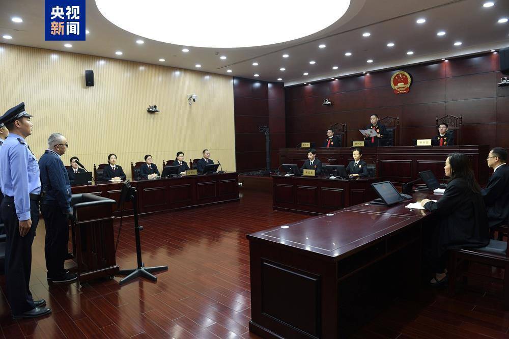 受贿超4772万元<strong></p>
<p>上海</strong>，张平一审被判十三年