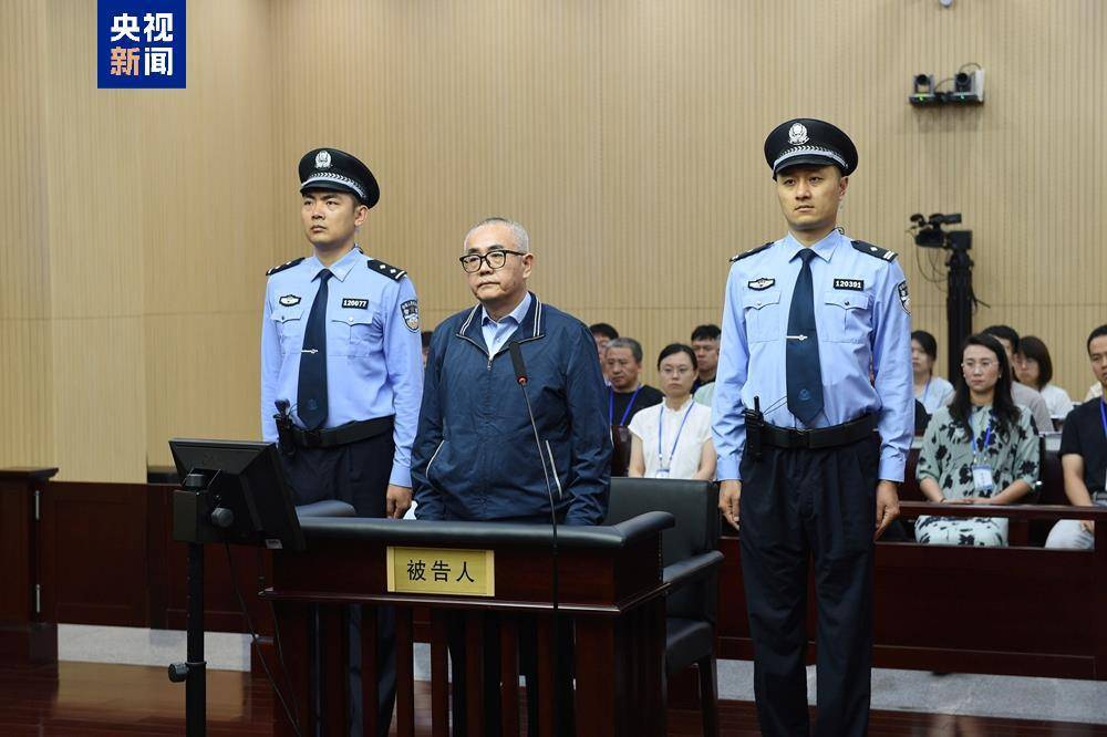 受贿超4772万元<strong></p>
<p>上海</strong>，张平一审被判十三年