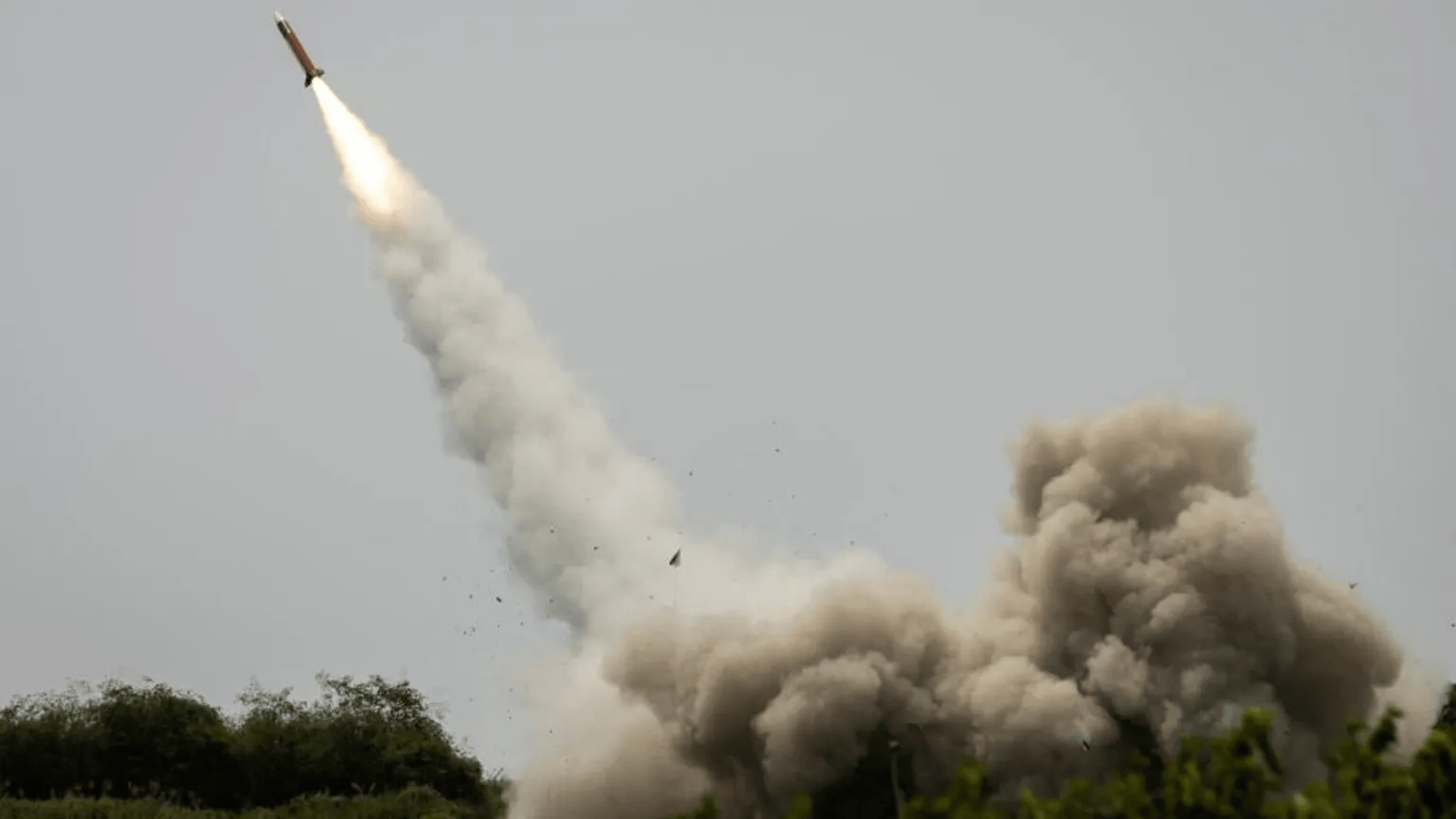 特朗普要求俄50天内停火 否则征100%二级关税