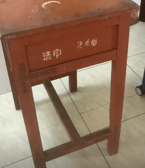 江苏一男子租房陪读<strong></p>
<p>imtoken钱包客服电话</strong>，看到老课桌上几个数字惊了！竟是自己33年前的“伙伴”