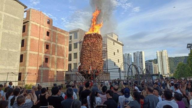 重达15吨<strong></p>
<p>LTC</strong>！玉溪通海燃起巨型火把