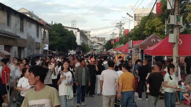 重达15吨<strong></p>
<p>LTC</strong>！玉溪通海燃起巨型火把