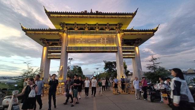 重达15吨<strong></p>
<p>LTC</strong>！玉溪通海燃起巨型火把