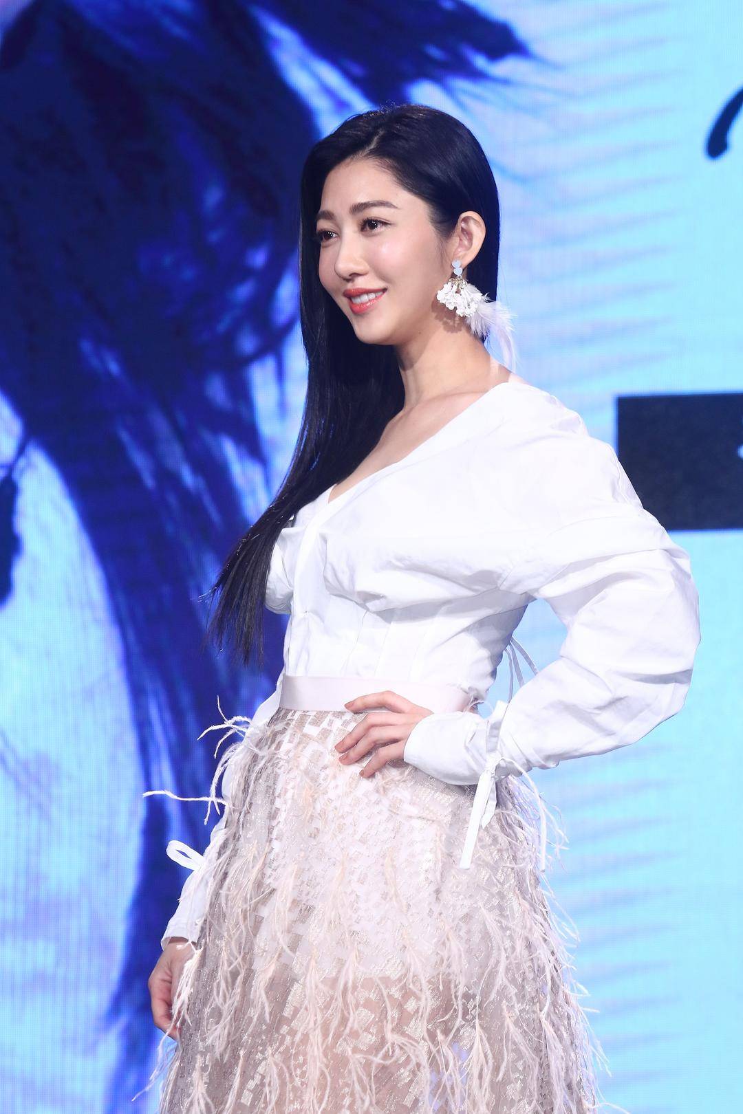 女演员竟用微波炉煮鸡蛋，结果鸡蛋在眼前爆炸，受伤后发声