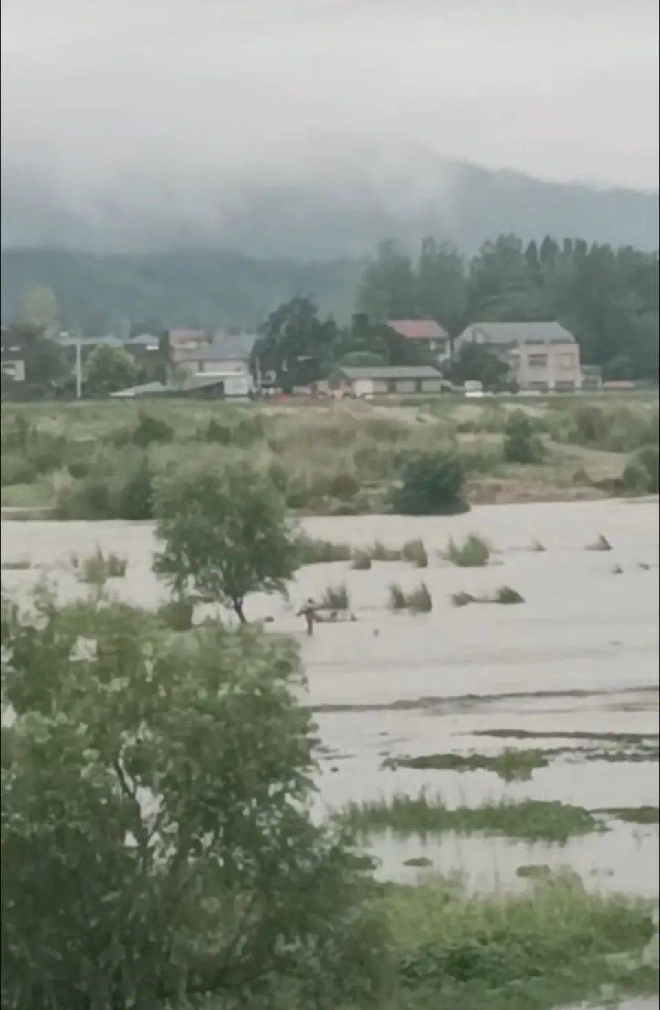 上游泄洪致下游突涨水<strong></p>
<p>ltc币</strong>，多名钓鱼者被困河中；湖北谷城警方：救起30余人，1人不幸溺亡