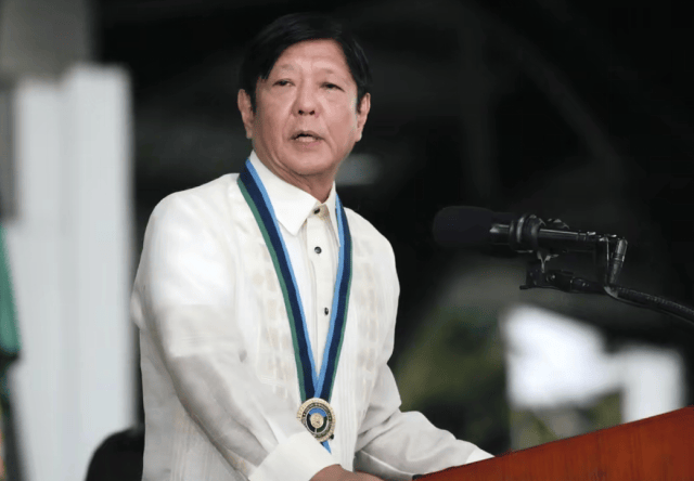 特朗普就访华做出承诺，马科斯当场脸色大变！中菲之间，美国心里早有了答案