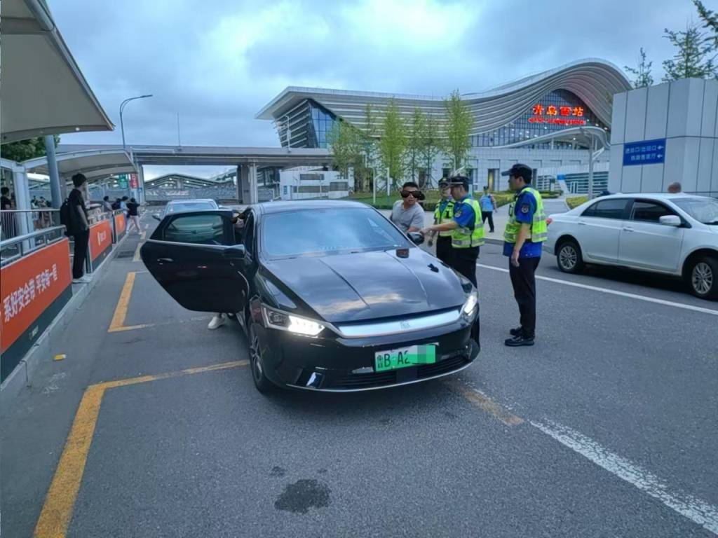 车不动计价器还在“跑”<strong></p>
<p>okb</strong>，青岛一辆出租车安装“跑得快”被查处