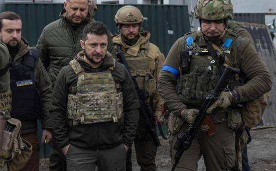 俄军40次冲锋攻入红军城！乌民众千人抗议逼宫<strong></p>
<p>okb</strong>，泽连斯基要下台？