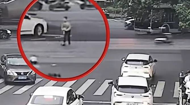 上海一8岁男童单独上路，闯红灯被车撞飞：“家长让我自己出来锻炼一下”