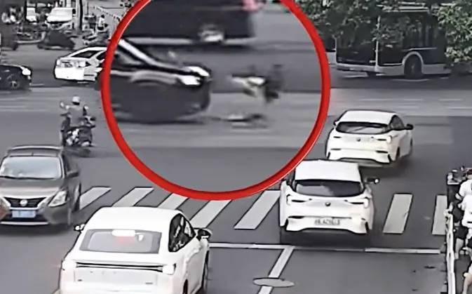 上海一8岁男童单独上路<strong></p>
<p>okb行情</strong>，闯红灯被车撞飞：“家长让我自己出来锻炼一下”