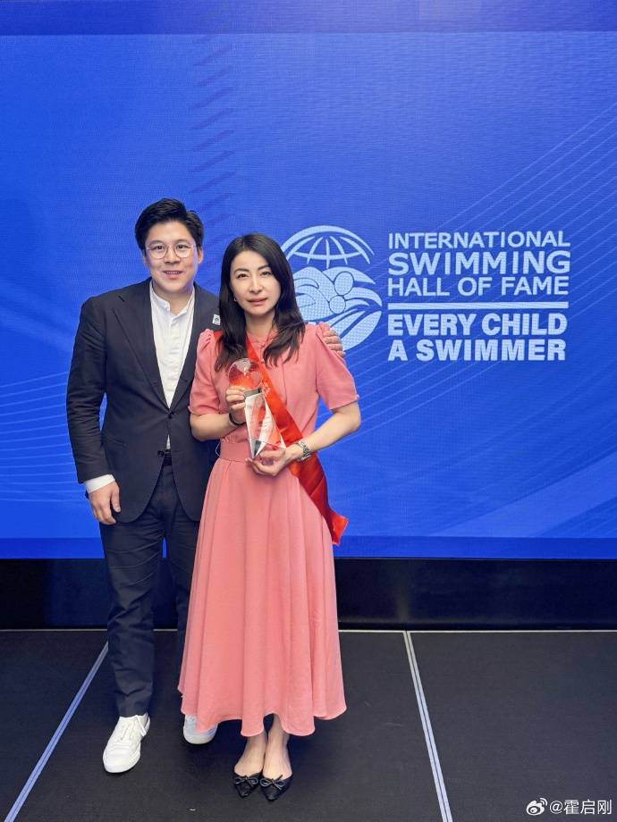 霍启刚专程飞新加坡<strong></p>
<p>okb分红</strong>，见证郭晶晶入选国际游泳名人堂，二人结婚13年，育有一子两女