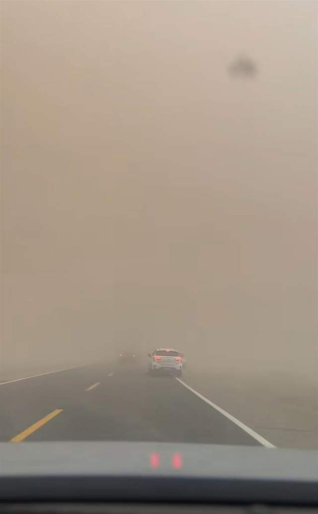 沙尘暴突袭甘肃敦煌<strong></p>
<p>okb价格</strong>，游客：百米高沙墙扑向公路，像是走进了末日小说