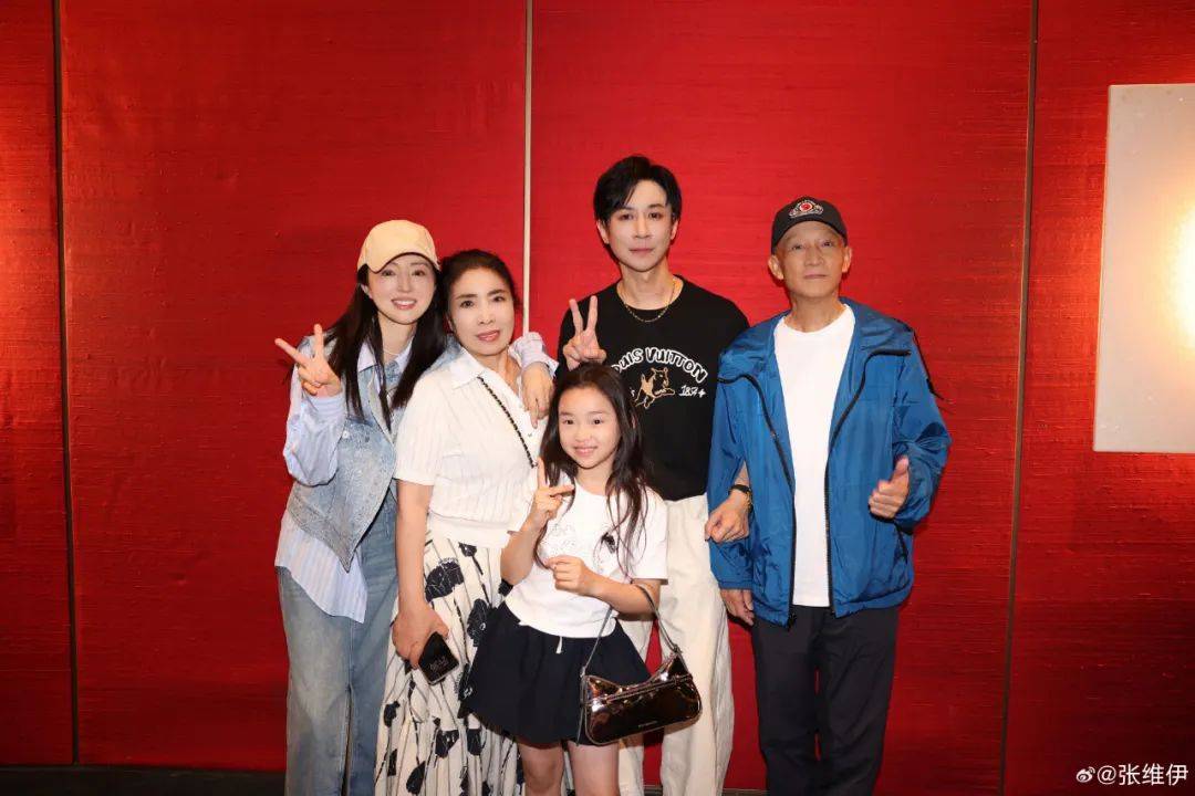 45岁女星董璇与新婚丈夫张维伊因留宿问题争吵，倪萍直言：如果觉得有女儿不方便，那就不该结婚