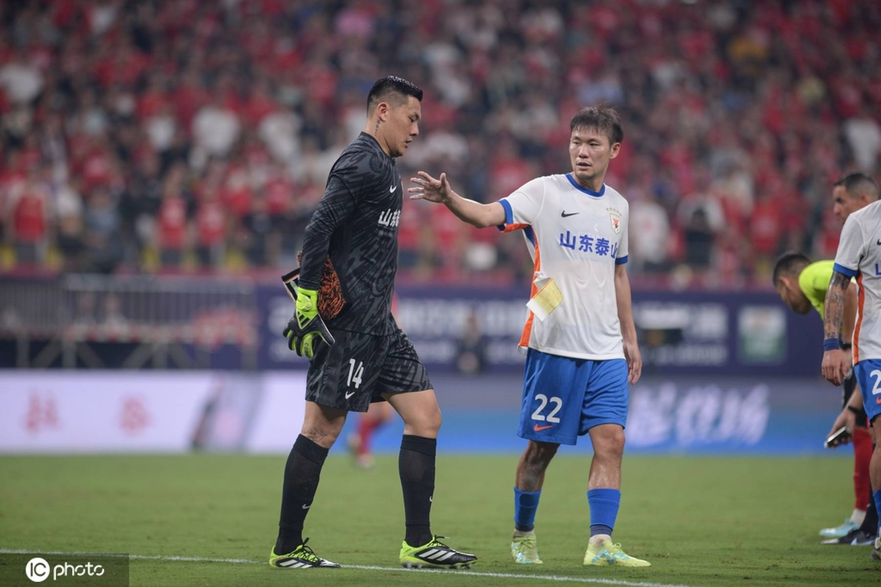 王大雷为扔队长袖标道歉：当时情绪激动 考虑不周动作太随意