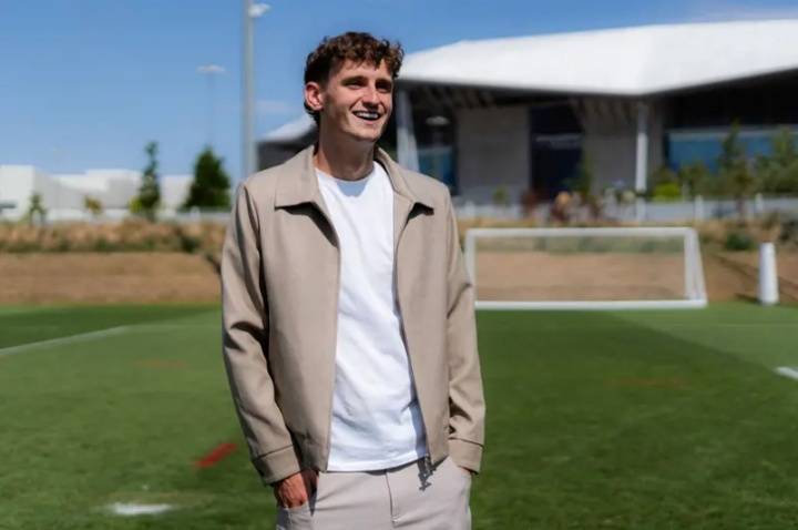 早报：利物浦中场莫顿1500万欧加盟里昂 曼联签塞斯科信心增强