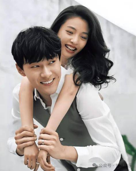 离婚三年又被拍到亲密逛超市<strong></p>
<p>okt</strong>，他俩这是纯带娃还是真复合了？