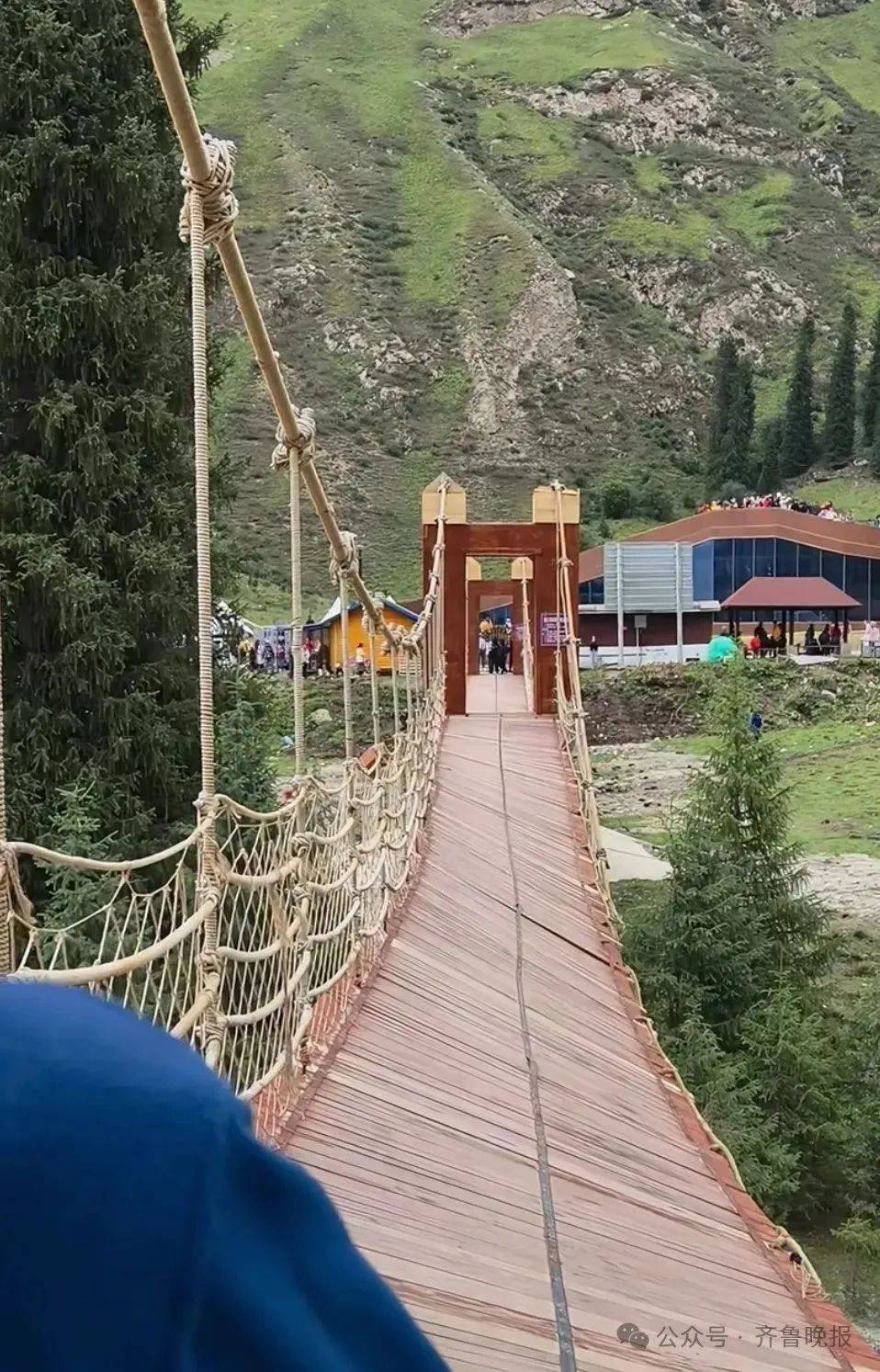 5人遇难24人受伤！新疆伊犁一景区吊桥桥索断裂<strong></p>
<p>okx</strong>，亲历者称“现在手还在不断颤抖”