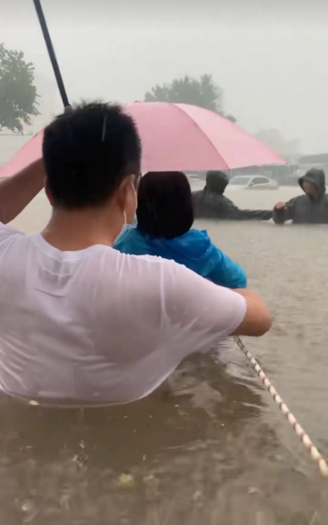 郑州暴雨致京广路隧道被淹<strong></p>
<p>shib</strong>，亲历者：车是飘起来的，很害怕，有人爬梯子离开 2021年也曾淹没多台车辆