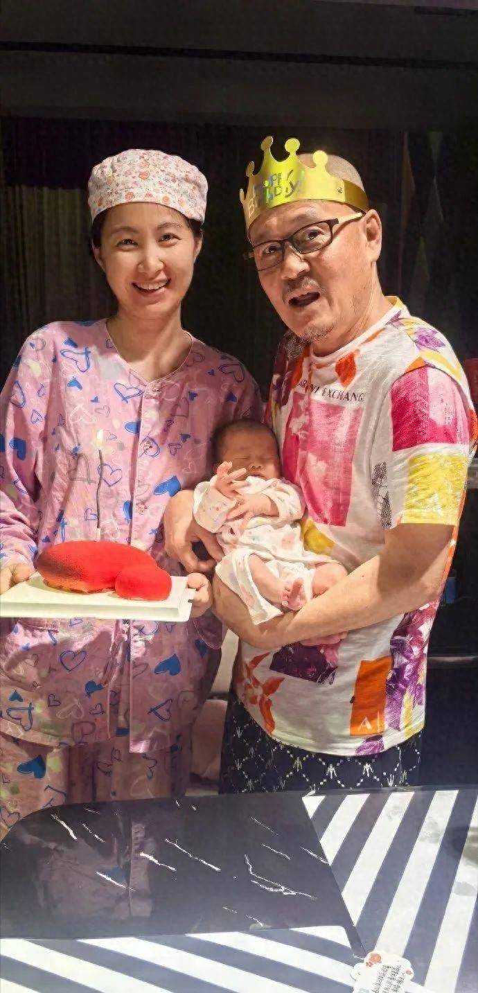 58岁歌手光头李进与小25岁妻子生子