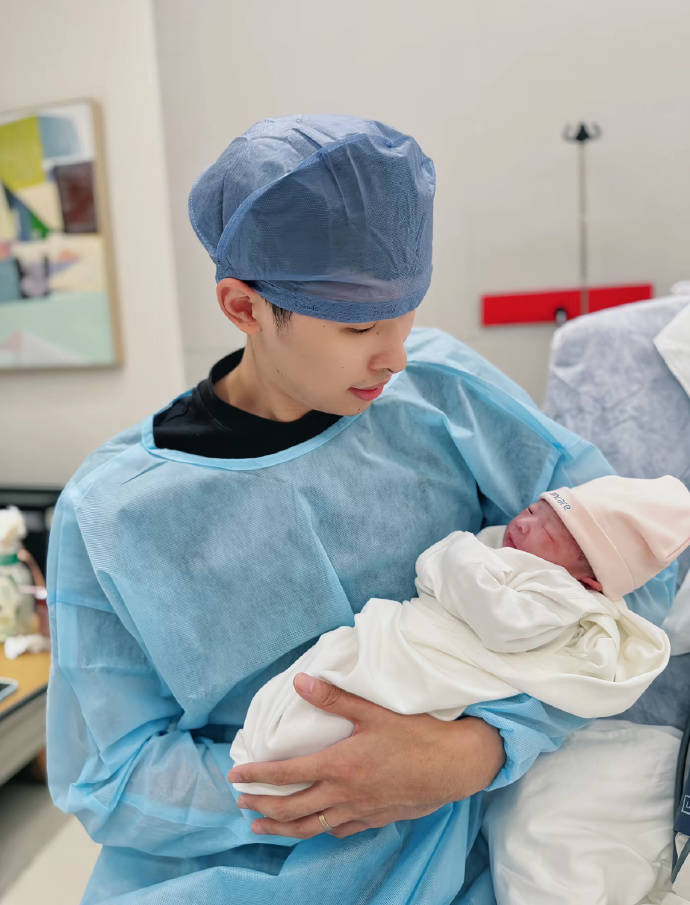 恭喜！邹阳晒照升级当爸爸 妻子是前央视主持人