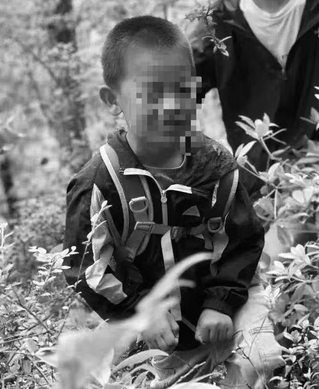 大理苍山走失的8岁自闭症男童已不幸离世，遗体在一处山涧里被发现