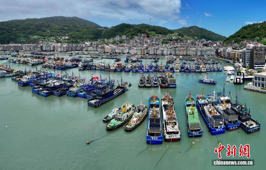 台风“杨柳”逼近 福建连江渔船回港避风