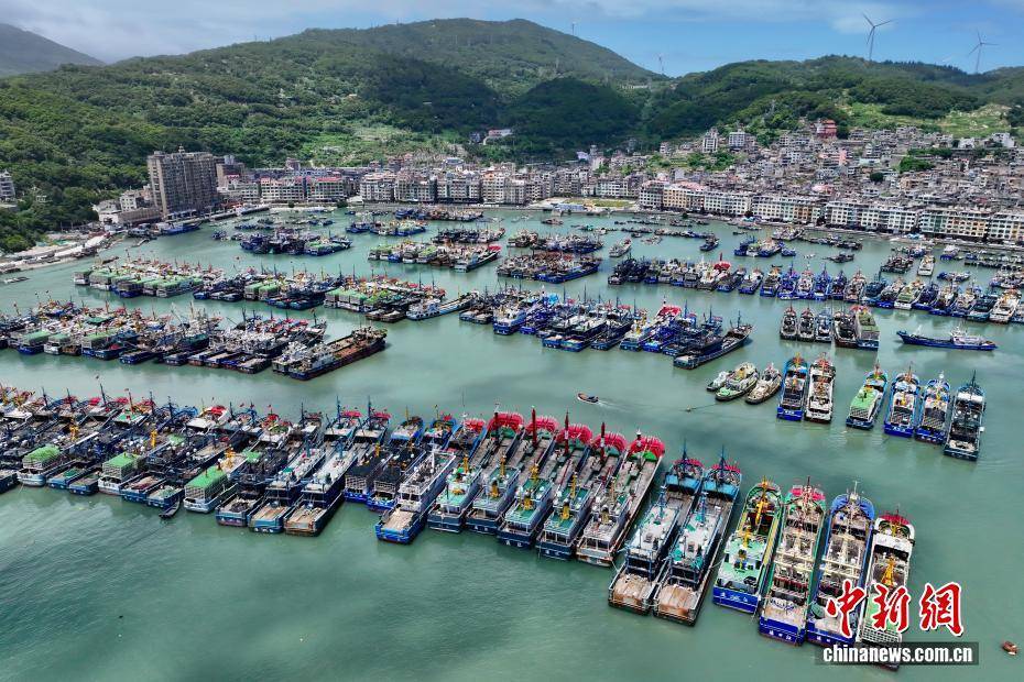 台风“杨柳”逼近 福建连江渔船回港避风