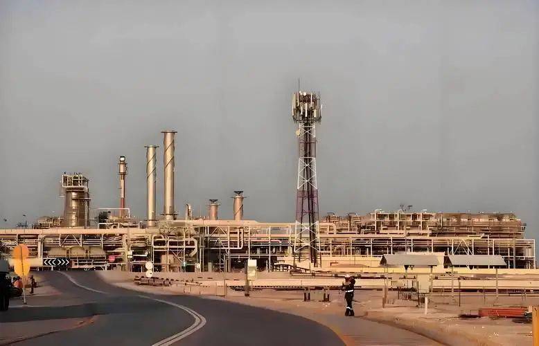 普京乘兴而归<strong></p>
<p>SHIB币</strong>，专机还没回到本土，平地响起一声惊雷，俄军工厂又被炸成废墟，140人伤亡