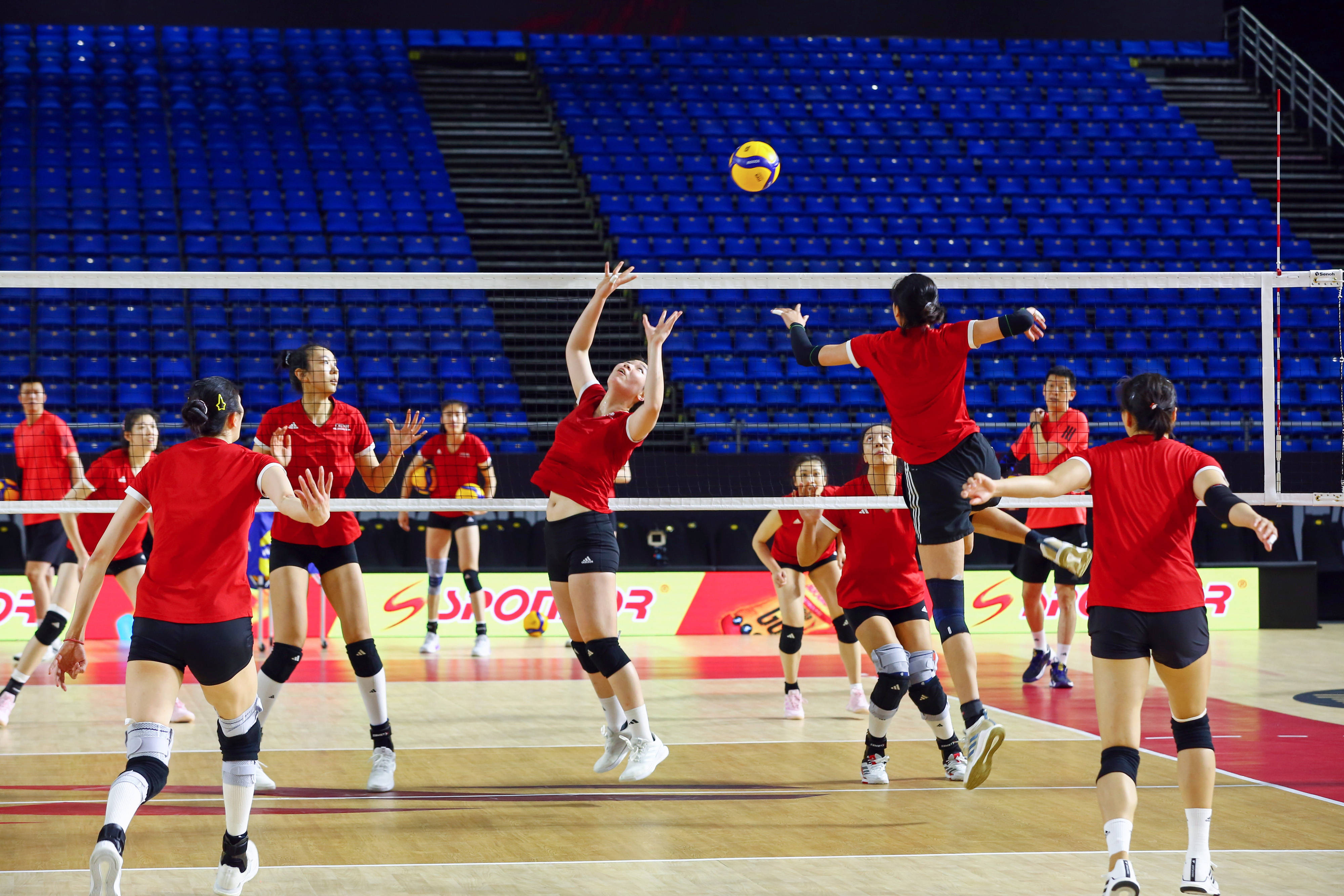 （体育）排球——女排世锦赛：中国队进行赛前训练