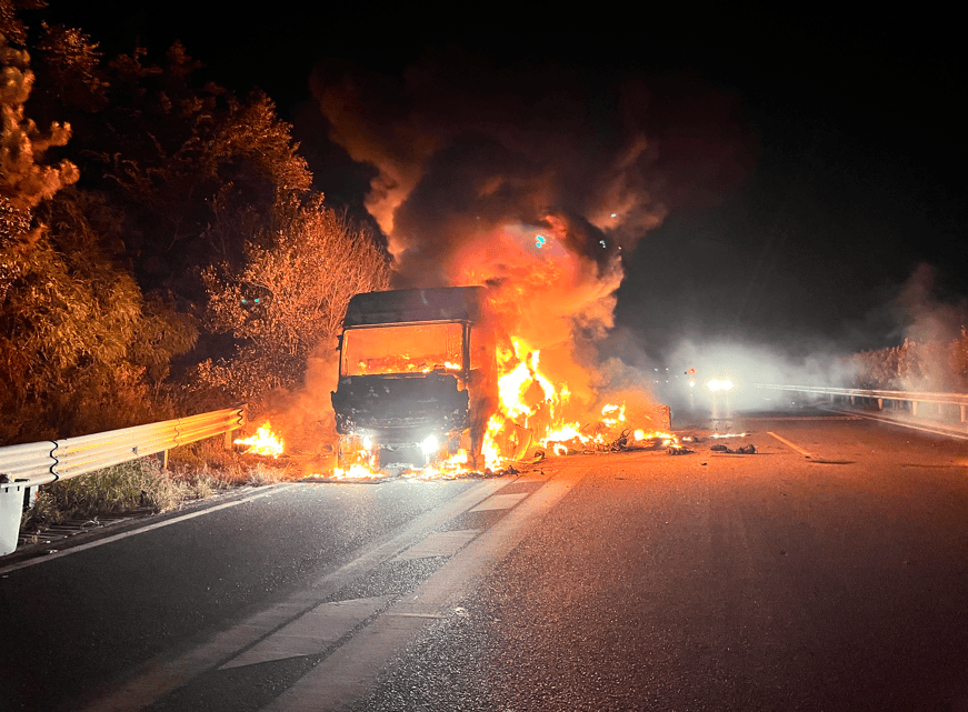 司机往后视镜一看<strong></p>
<p>shib币价格</strong>，糟了！670万元货物“葬身火海”