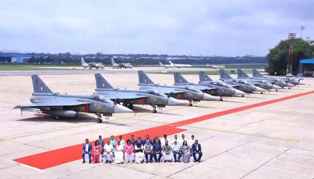 笑到停不下来！印度的“光辉”战斗机交付：8架中竟6台没装发动机，这什么神操作？