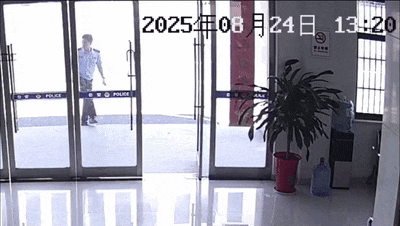 安徽一钓鱼佬钓到一条1米长20斤的“大鱼”<strong></p>
<p>v神shib</strong>，赶紧送到派出所，民警：放生！