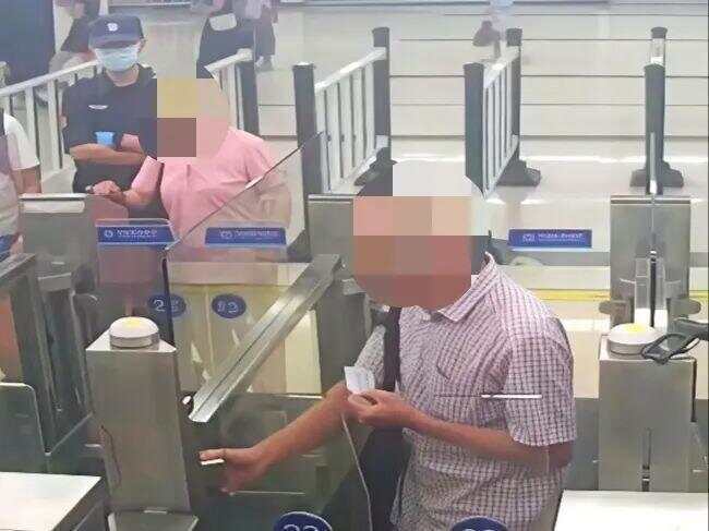 79岁老伯为见其相亲对象“翠花”<strong></p>
<p>v神shib</strong>，将身份证改小10岁 被发现后不忘叮嘱民警“能不能不告诉她”