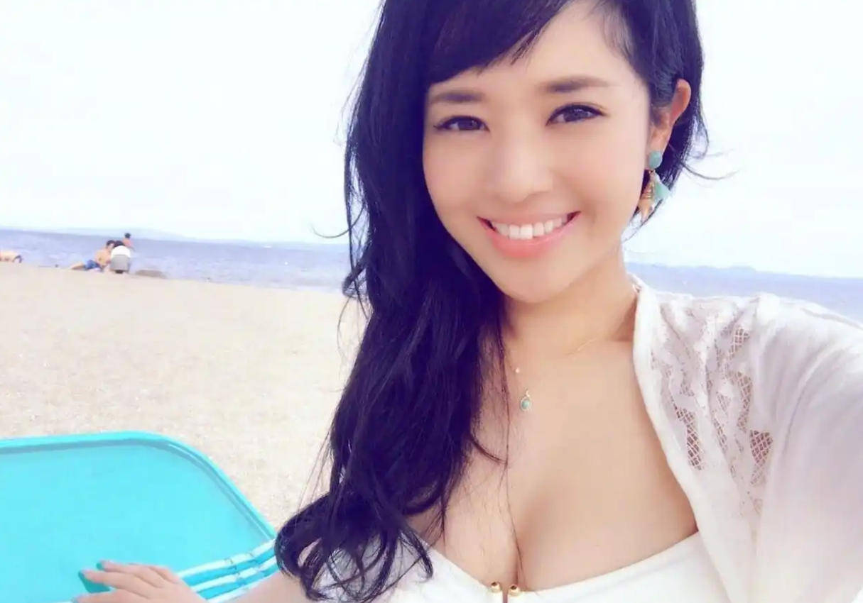 44岁苍井空惊艳亮相香港娱乐场所开幕式<strong></p>
<p>shib币前景</strong>，超深V礼服尽显魅力