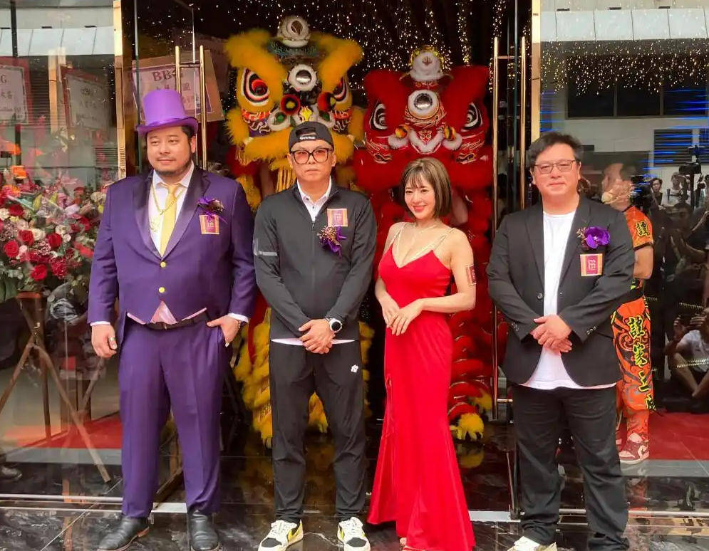 44岁苍井空惊艳亮相香港娱乐场所开幕式<strong></p>
<p>shib币前景</strong>，超深V礼服尽显魅力