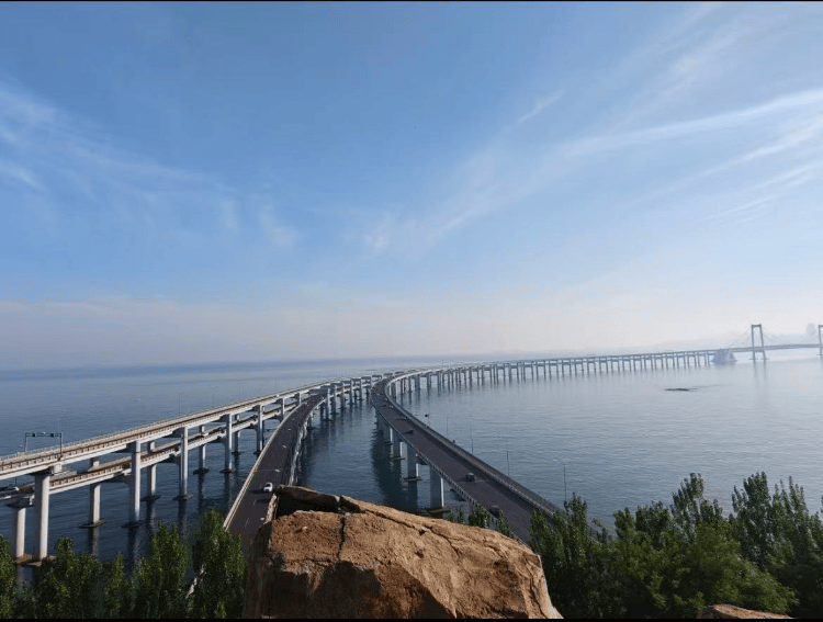 大连一跨海大桥观景台有游客翻栏杆踩空心造景石拍照<strong></p>
<p>shib币前景</strong>，当地回应