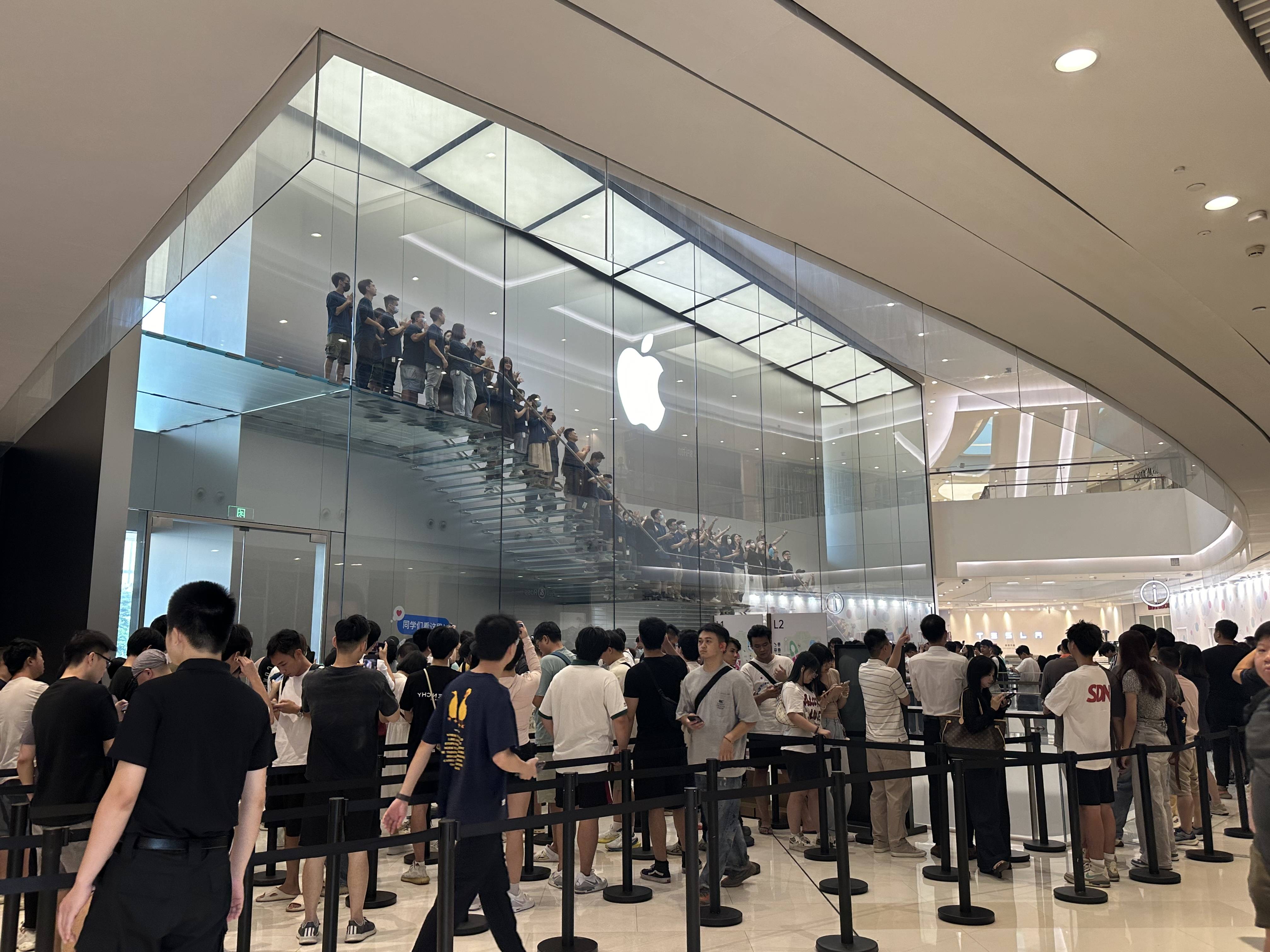 华为、苹果旗舰新机发布在即：高端三折叠手机“硬刚”iPhone 17，哪款产品更值得关注？