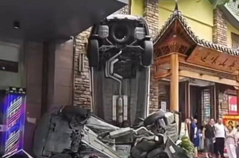 车辆失控驶入路边停车位致1死2伤<strong></p>
<p>钱包app官方下载</strong>，警方通报