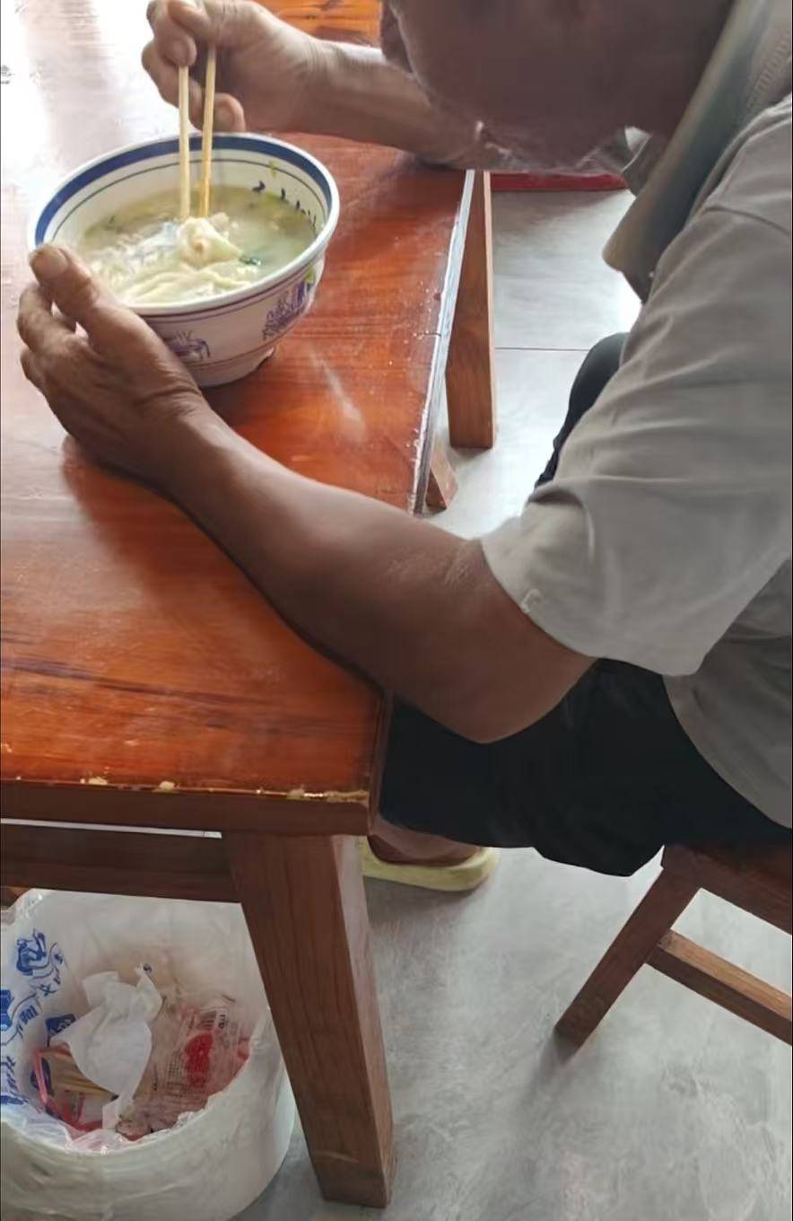 店门口大爷竹筐卖不动<strong></p>
<p>tp钱包下载</strong>，河南周口面馆老板暖心发视频帮卖，网友隔空下单：我出钱你送人