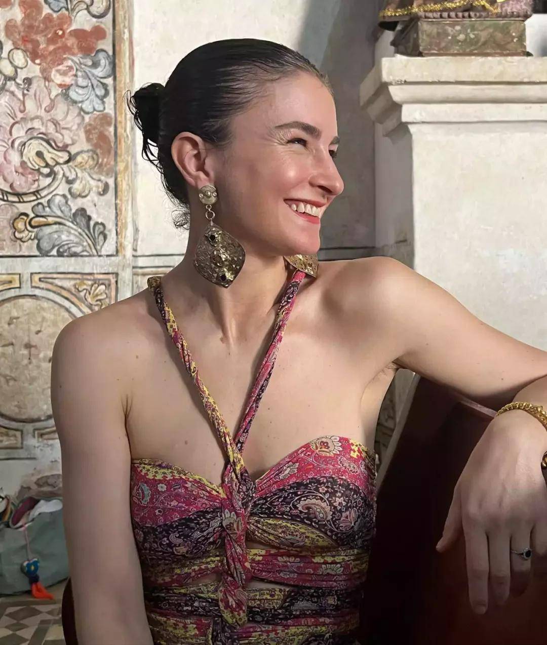 年近四十<strong></p>
<p>tp钱包下载</strong>，二孩妈妈，不骨感不时髦，却成了女魔头接班人