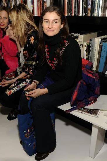 年近四十<strong></p>
<p>tp钱包下载</strong>，二孩妈妈，不骨感不时髦，却成了女魔头接班人