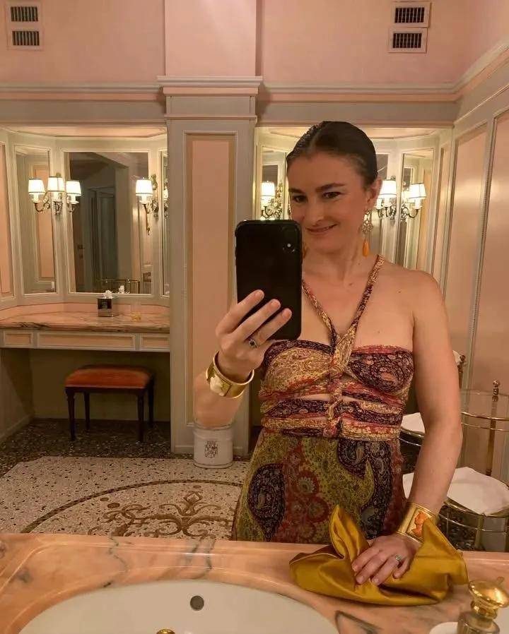 年近四十<strong></p>
<p>tp钱包下载</strong>，二孩妈妈，不骨感不时髦，却成了女魔头接班人