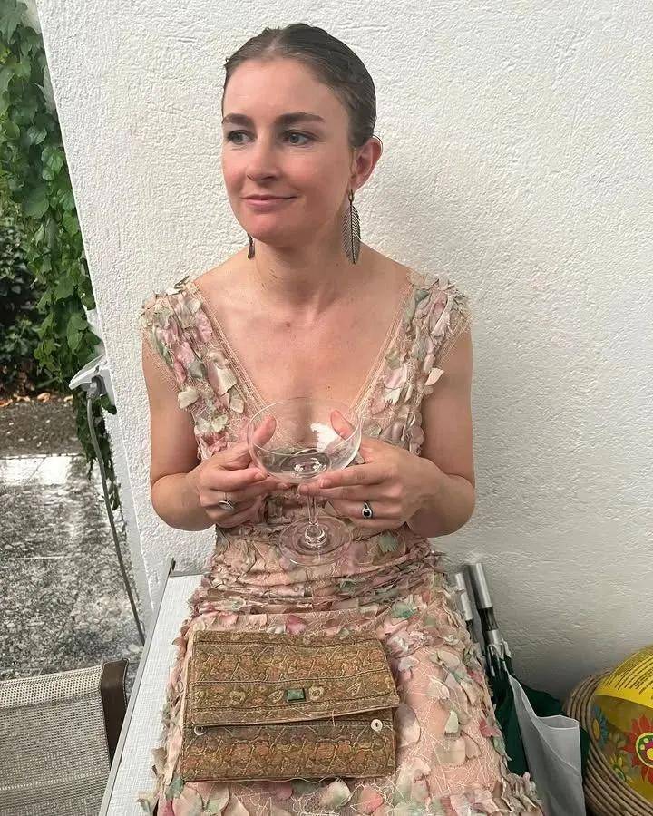 年近四十<strong></p>
<p>tp钱包下载</strong>，二孩妈妈，不骨感不时髦，却成了女魔头接班人